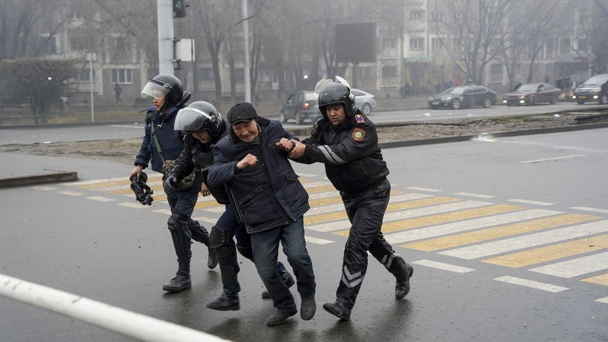 Po protestech proti zdražení LPG v Kazachstánu skončilo dvě stě lidí v cele